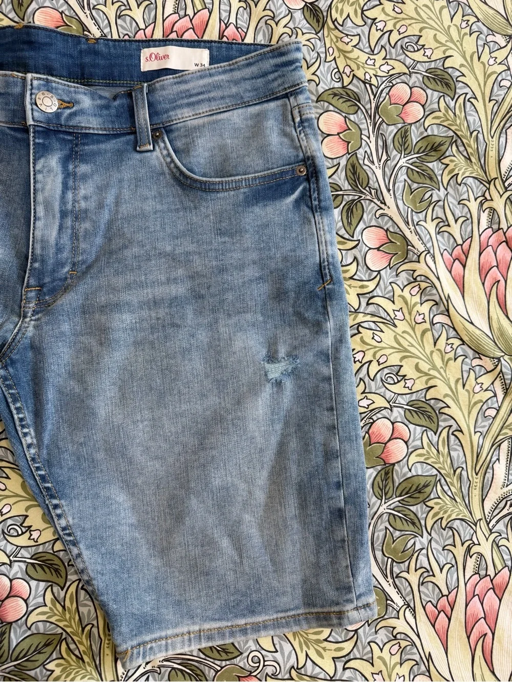 s.Oliver Classic Men's Denim Shorts - Light Blue Size 34. NWOT.
